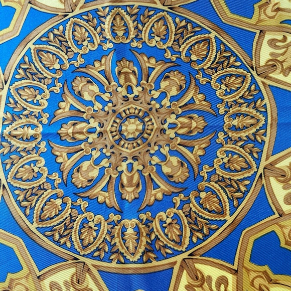 Fabulous silk scarf from WAKO Ginza Tokyo - Picture 6 of 12